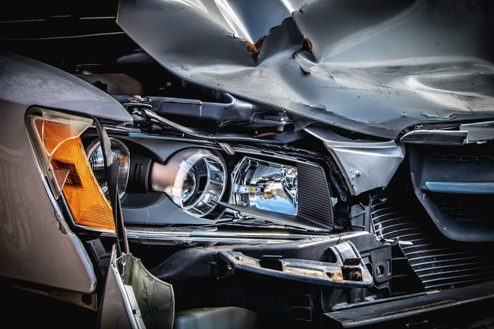 Dommages de voiture après un accident, réparation d'assurance auto, accident de voiture, expertise automobile, indemnisation dommages véhicules.