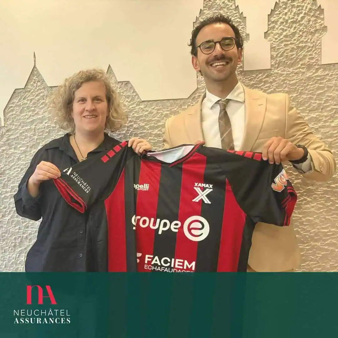 Jolie photo de deux personnes tenant un maillot de football avec l'arrière-plan d'un mur texturé, représentant Neuchâtel Assurances, mettant en avant leur partenariat sportif et leur engagement envers leurs clients.