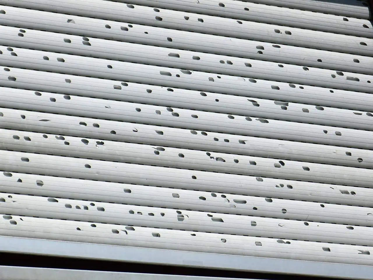 Fichiers d'aluminium perforés pour protections et panneaux industriels, utilisés dans la construction et l'isolation.