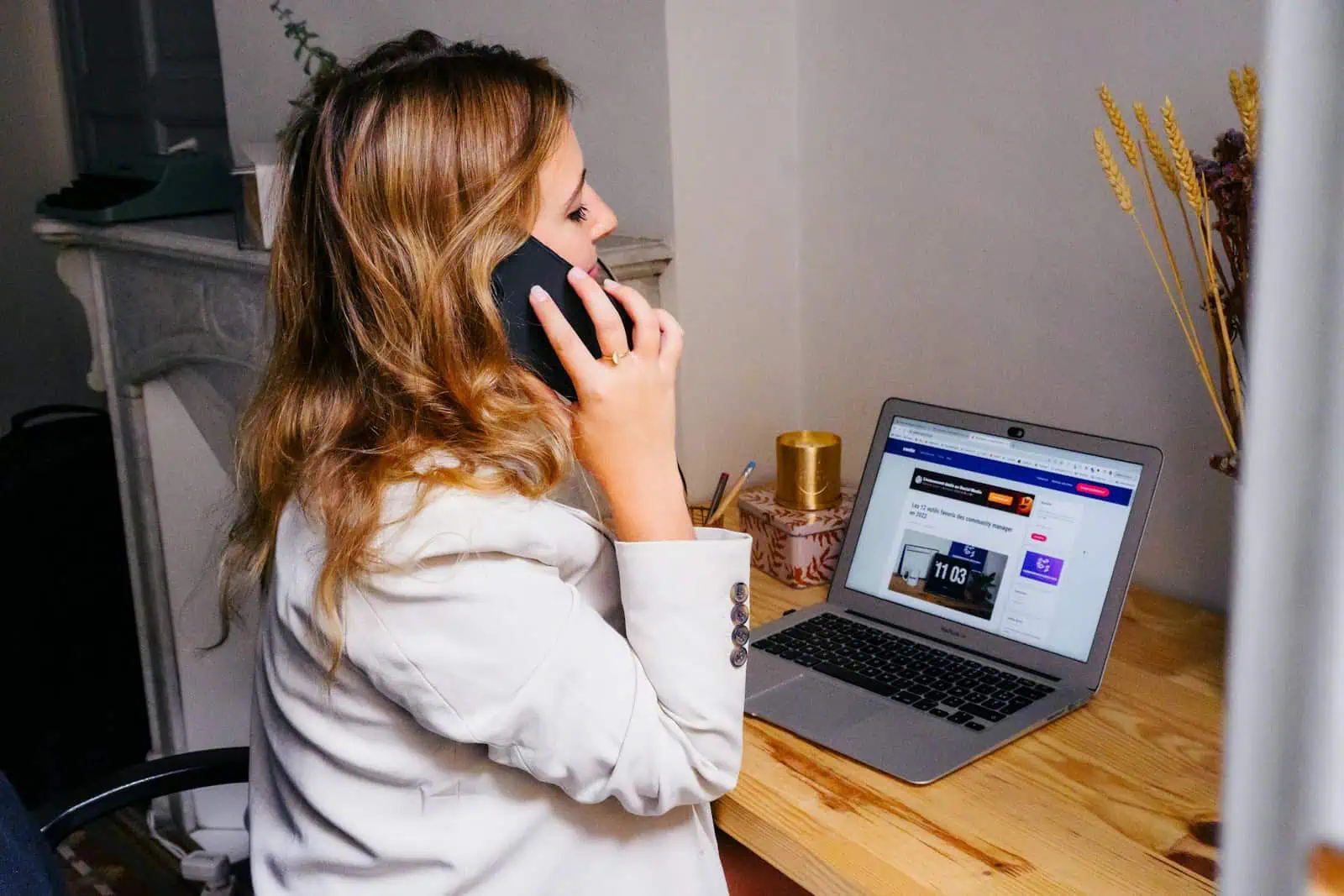 Femme d'affaires vérifiant ses assurances en ligne sur son ordinateur portable à domicile, service d'assurance Neuchâtel, expertise et conseils en assurance, sécurité et tranquillité.
