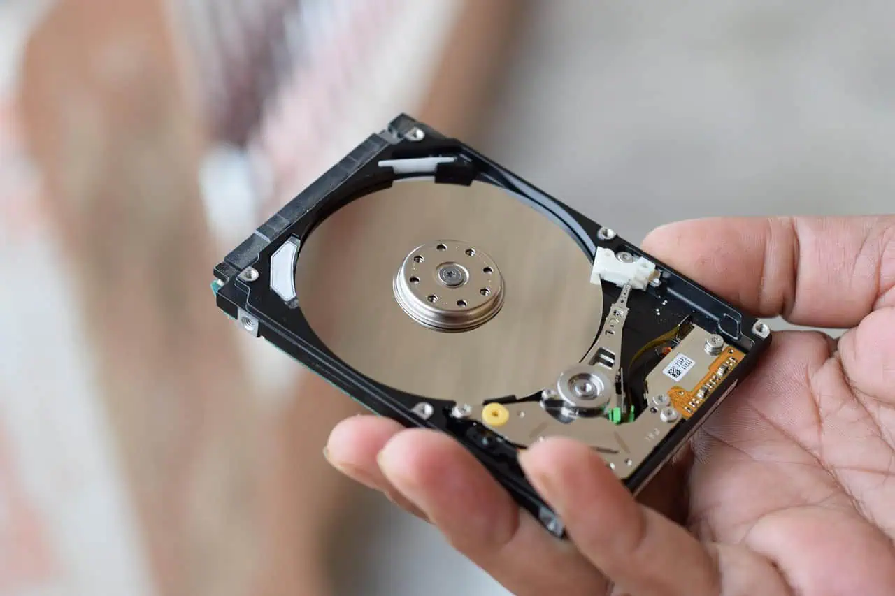 Disque dur d'ordinateur ouvert, stockage de données électronique, réparation informatique, composants de disque dur pour sauvegarde et sécurité numérique.