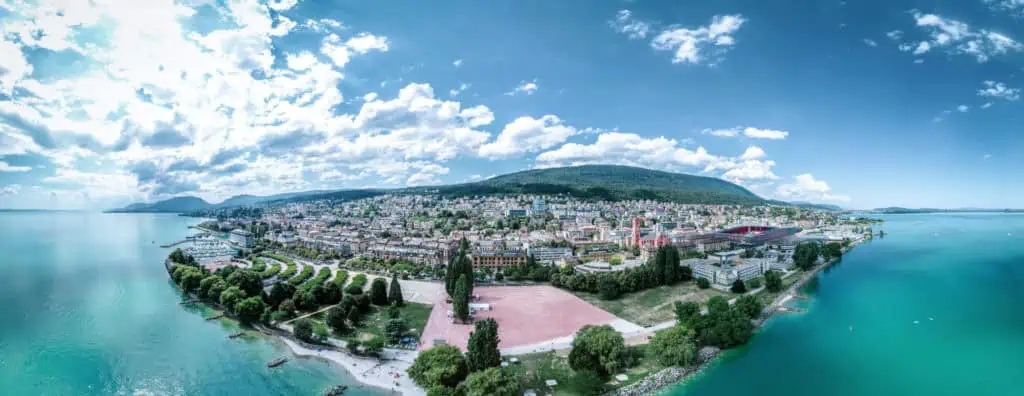 Neuchatel-assurances-vue-aerienne-ville-vacances-bord-de-eau-été.