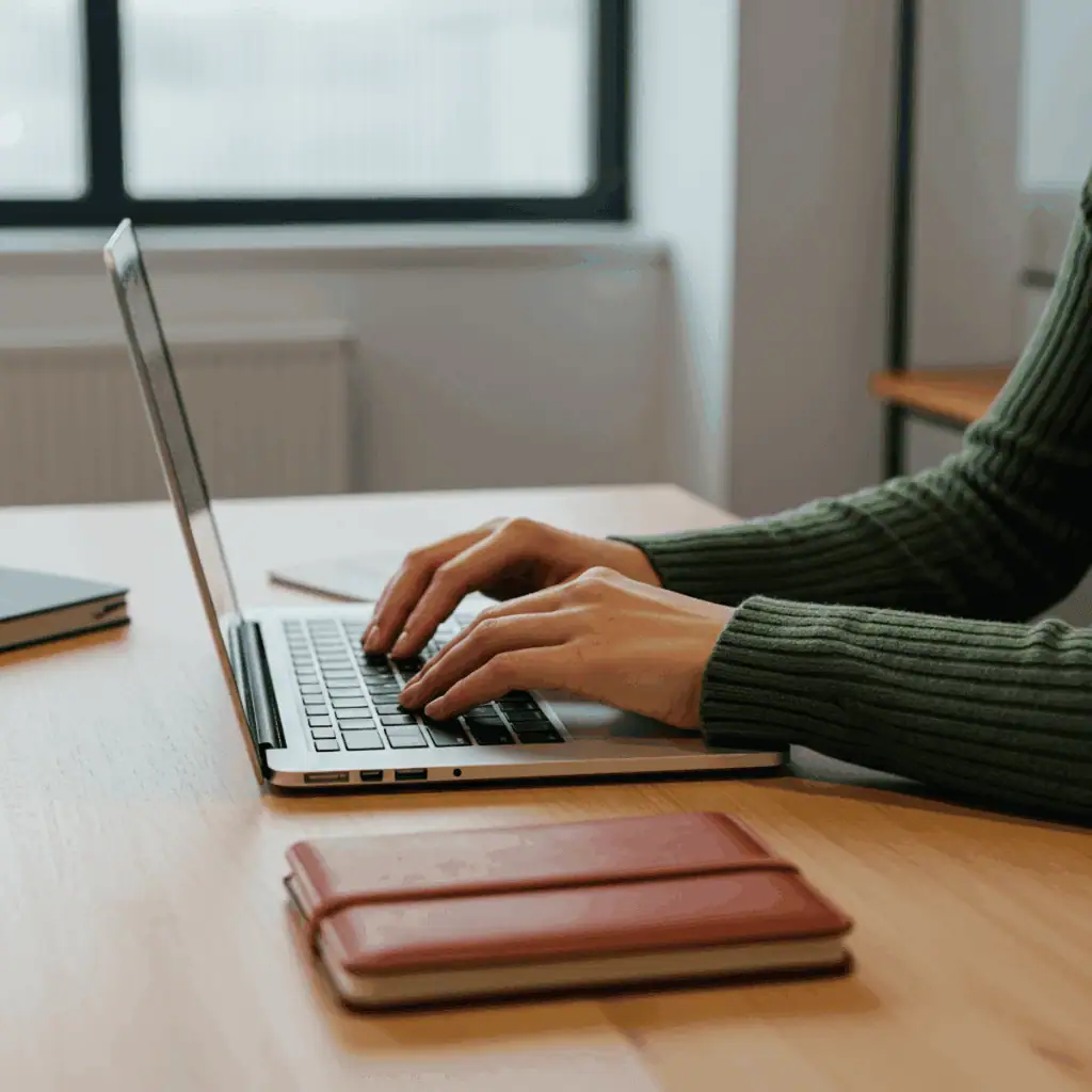 Ordinateur portable pour assurances, service client, gestion de contrats, cotisations assurance, interface numérique.