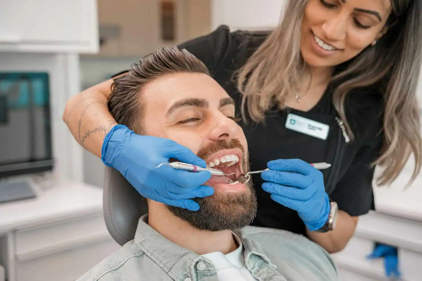 Prise en charge dentaire, soins de dentisterie, clinique dentaire moderne, dentiste professionnel offrant des soins de qualité à Neuchâtel.