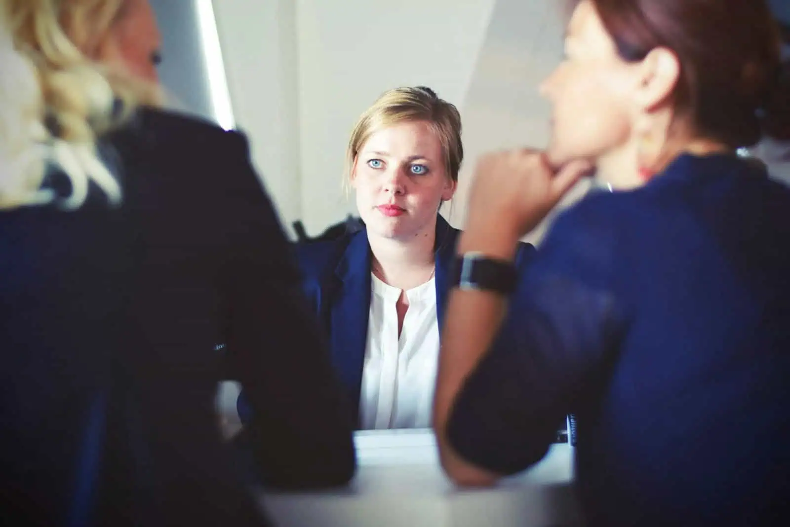 Conseillère en assurance lors d'une consultation avec des clients, discutant de solutions d'assurance personnalisées pour une protection optimale.