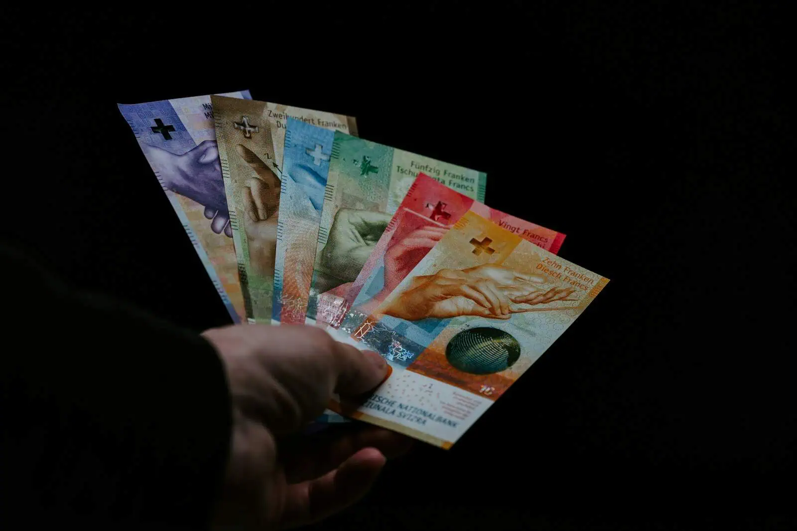 Fiche de billets de banque suisses variés avec logo Suisse, symbole de stabilité financière et assurance à Neuchâtel.