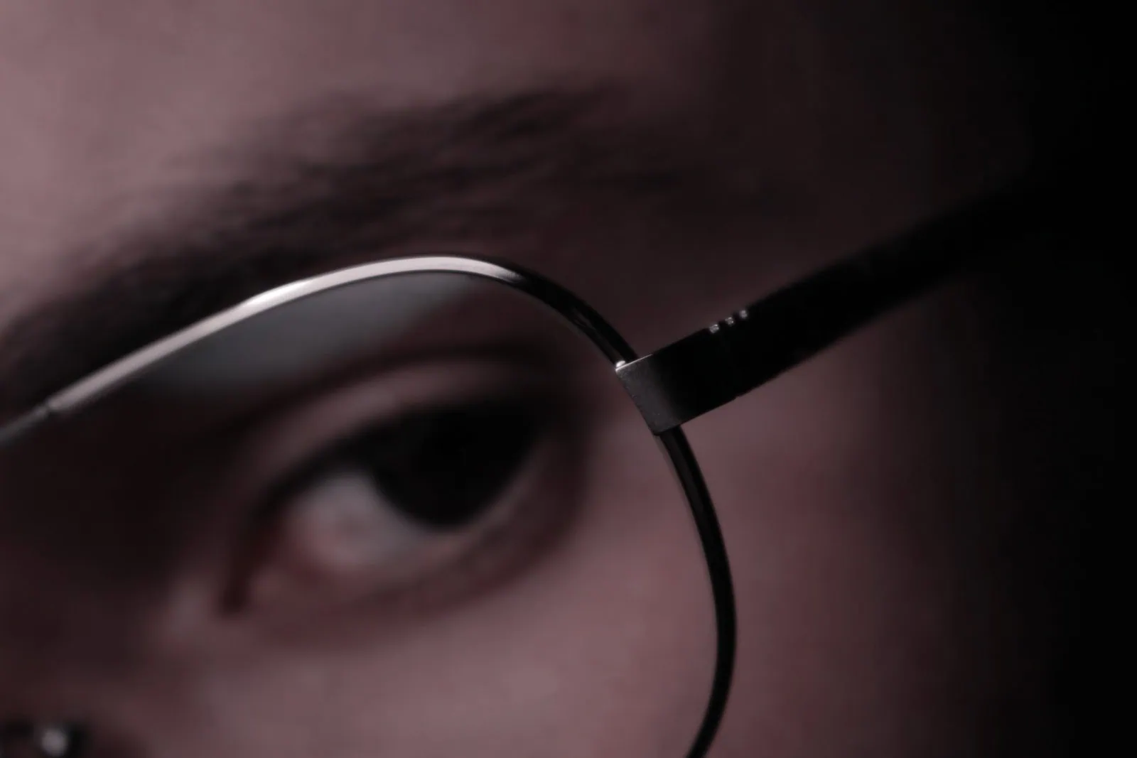 Lunette avec monture fine en métal sombre, vue rapprochée pour un style élégant et moderne.