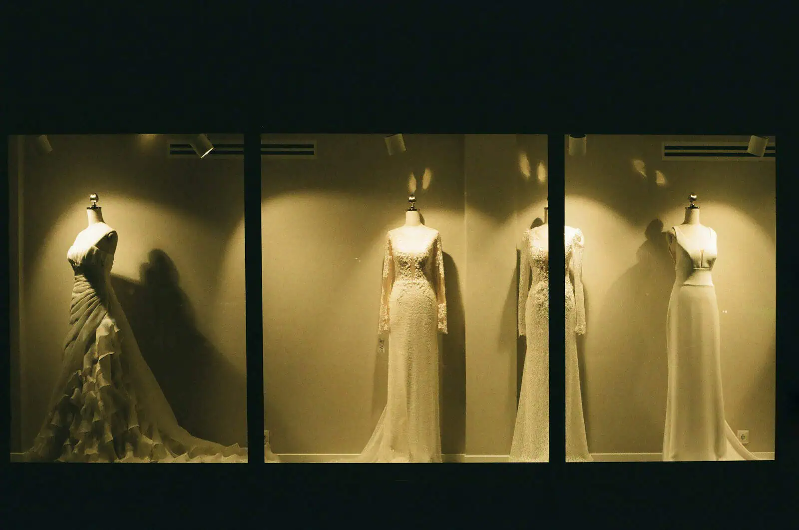 Garde-robe de mariée avec robes blanches élégantes dans une vitrine de magasin de mode nuptiale, présentation de robes de mariage raffinées et sophistiquées dans un boutique chic, vente de robes de mariée de luxe, mode nuptiale.