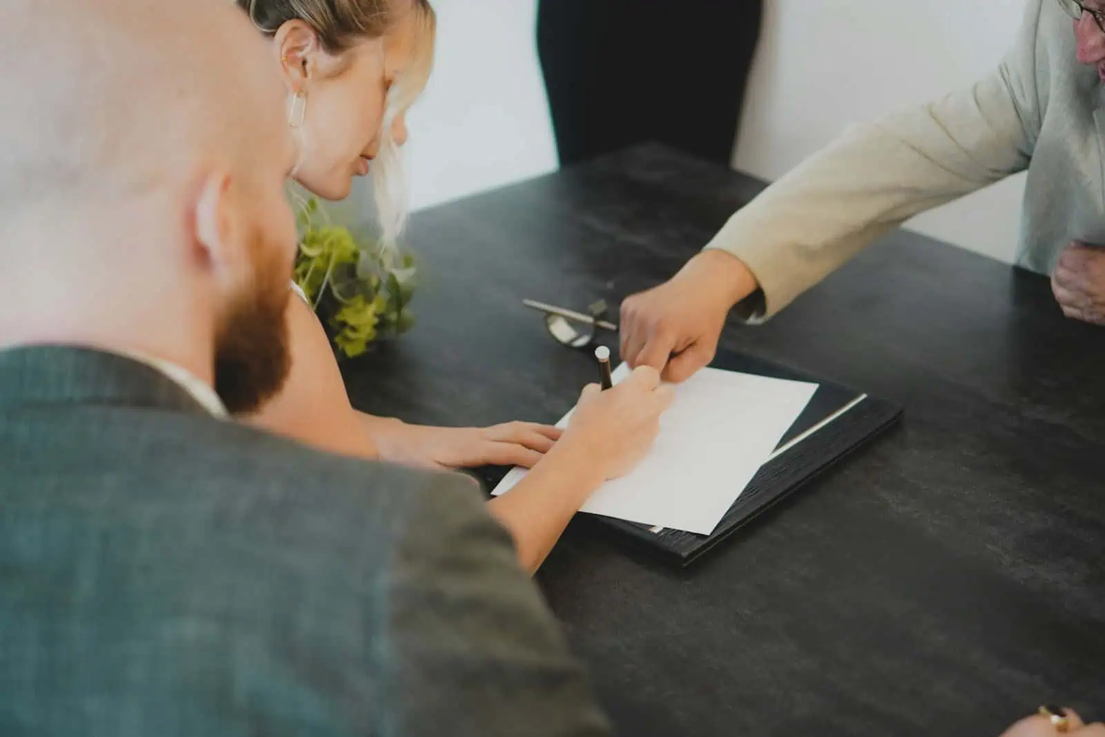 Contrôle et signature de contrat d'assurance par des agents Neuchâtel Assurances pour garantir la meilleure protection à nos clients.