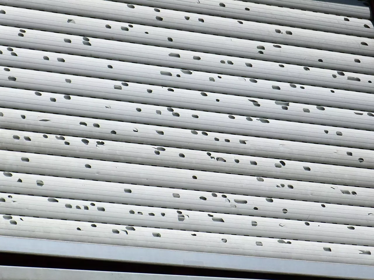 Fichiers d'aluminium perforés pour protections et panneaux industriels, utilisés dans la construction et l'isolation.