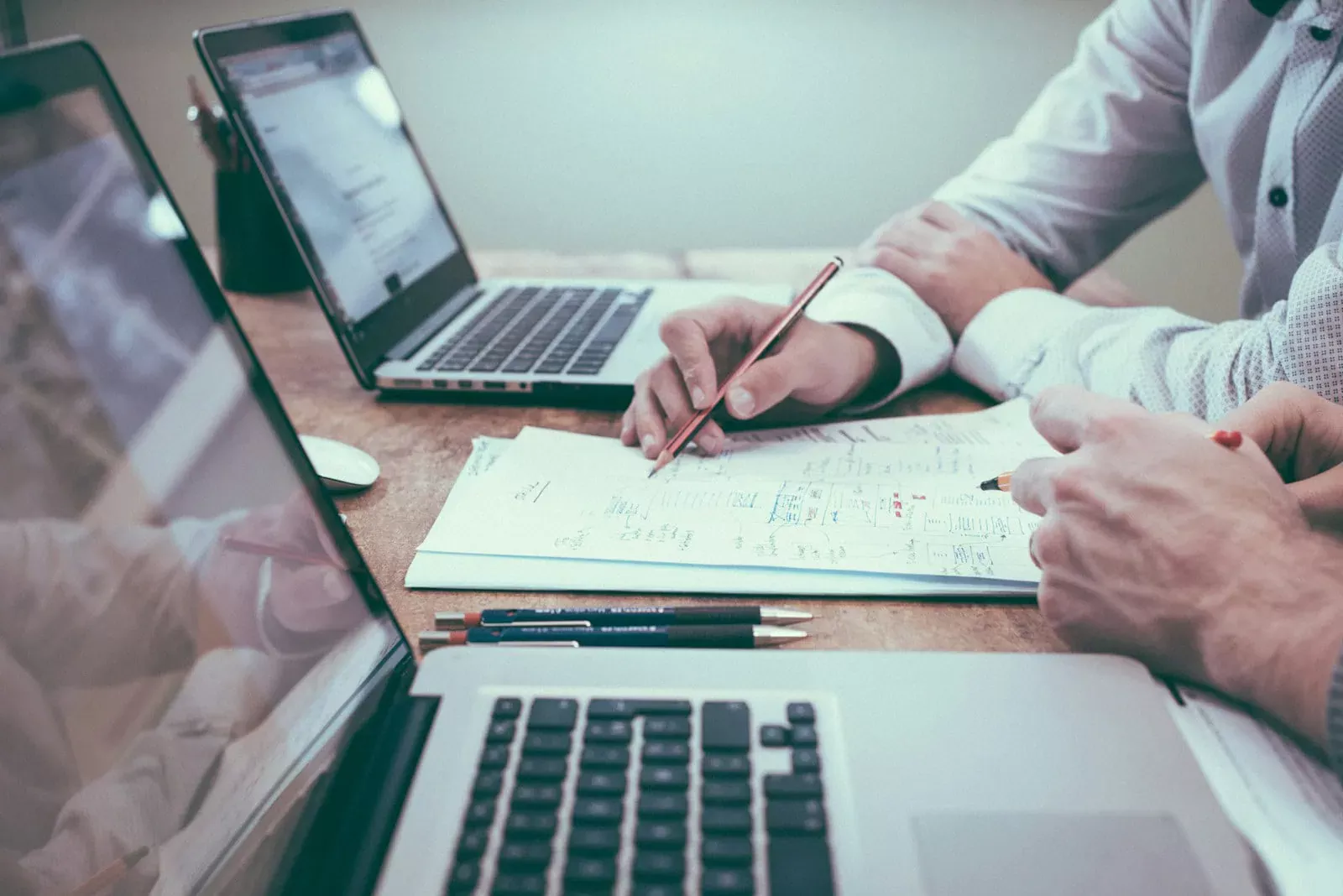 Analyse de documents d'assurance avec deux professionnels lors d'une réunion.