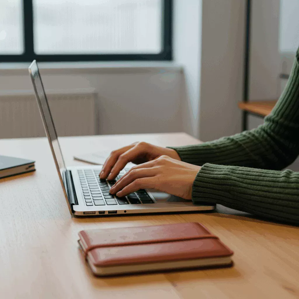 Ordinateur portable pour assurances, service client, gestion de contrats, cotisations assurance, interface numérique.