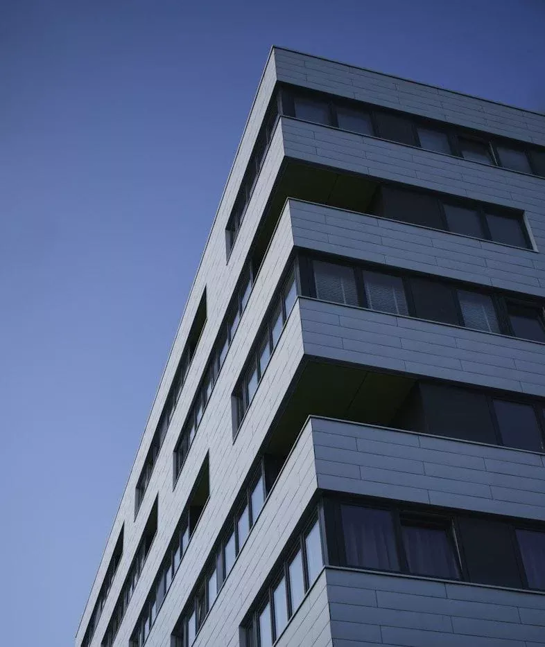 Haut d'un immeuble moderne à Neuchâtel, parfait pour une assurance immobilière.