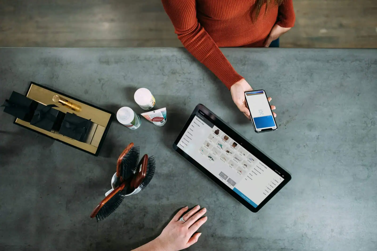 Tablette et smartphone avec plateforme d’assurance en ligne, accessoires de beauté et produits pharmaceutiques, ambiance moderne et professionnelle, service client, technologie numérique, assurance Neuchâtel.