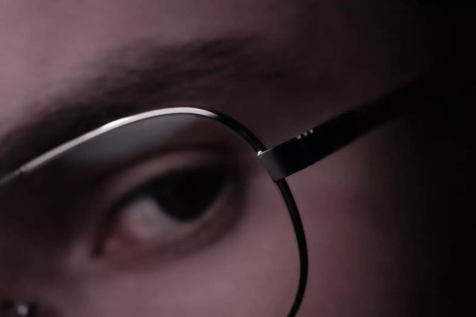 Lunette avec monture fine en métal sombre, vue rapprochée pour un style élégant et moderne.