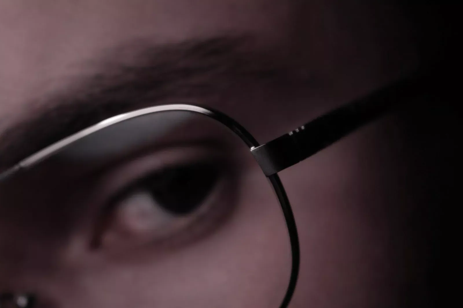 Lunette avec monture fine en métal sombre, vue rapprochée pour un style élégant et moderne.