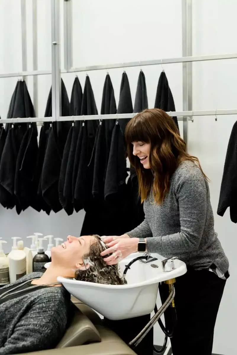 Coiffure dans un salon de beauté avec shampoing, dames, style professionnel.