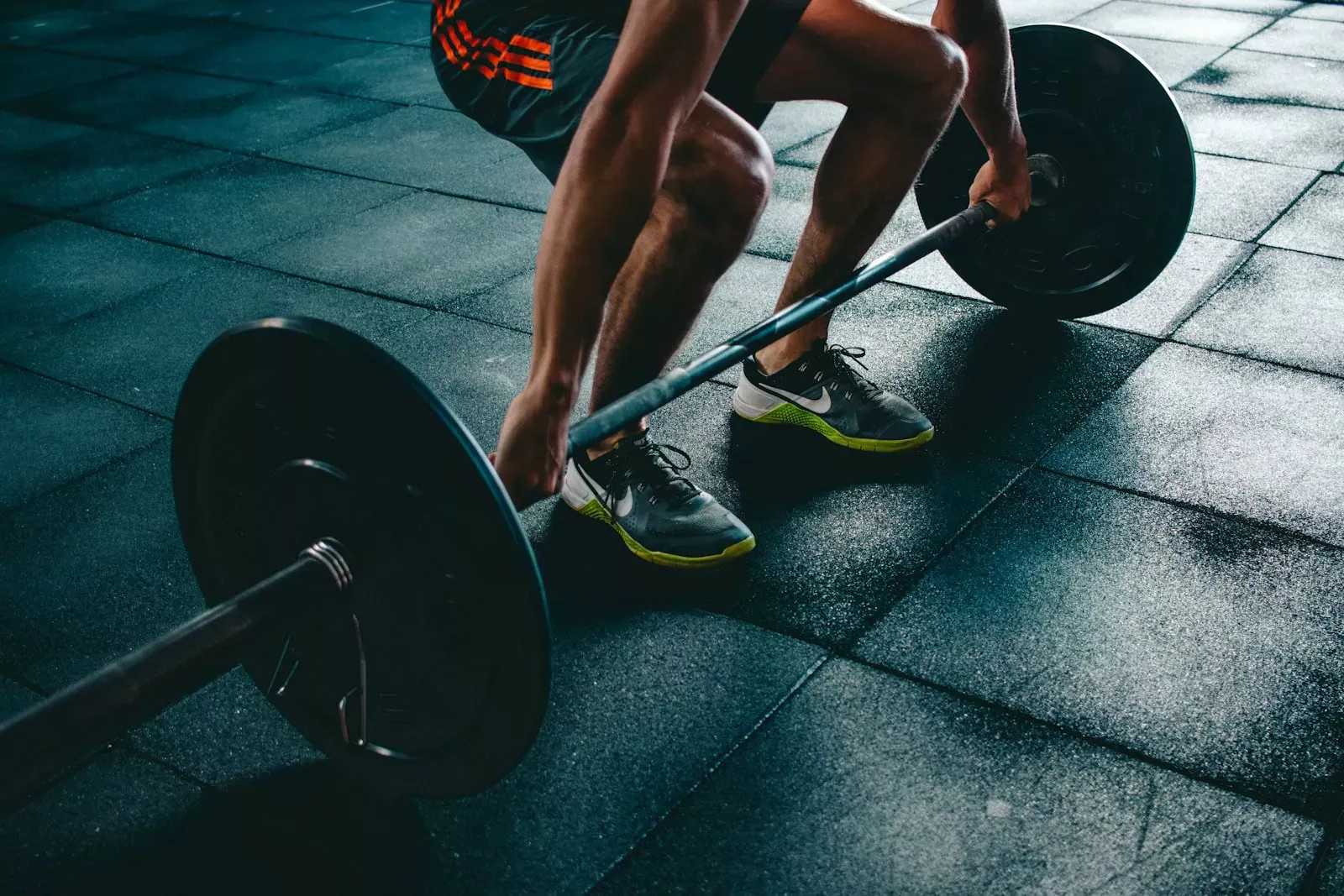 Barre de musculation avec haltères en salle de sport, entraînement fitness pour la tonification musculaire et la force physique. Image dynamique d'exercice sportif.