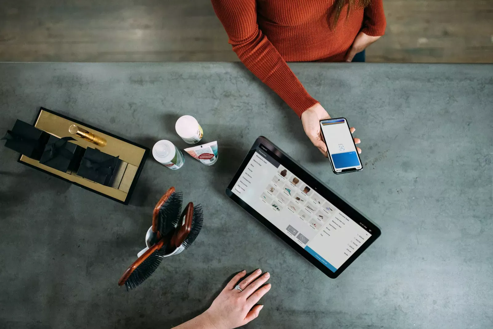 Tablette et smartphone avec plateforme d’assurance en ligne, accessoires de beauté et produits pharmaceutiques, ambiance moderne et professionnelle, service client, technologie numérique, assurance Neuchâtel.