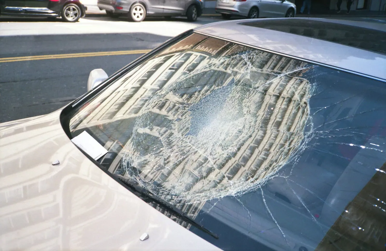 Vitre de voiture cassée avec éclats, accident de voiture, besoin d'assurance automobile à Neuchâtel, expert en assurances, réparation de dommages automobiles, services d'assurance à Neuchâtel.