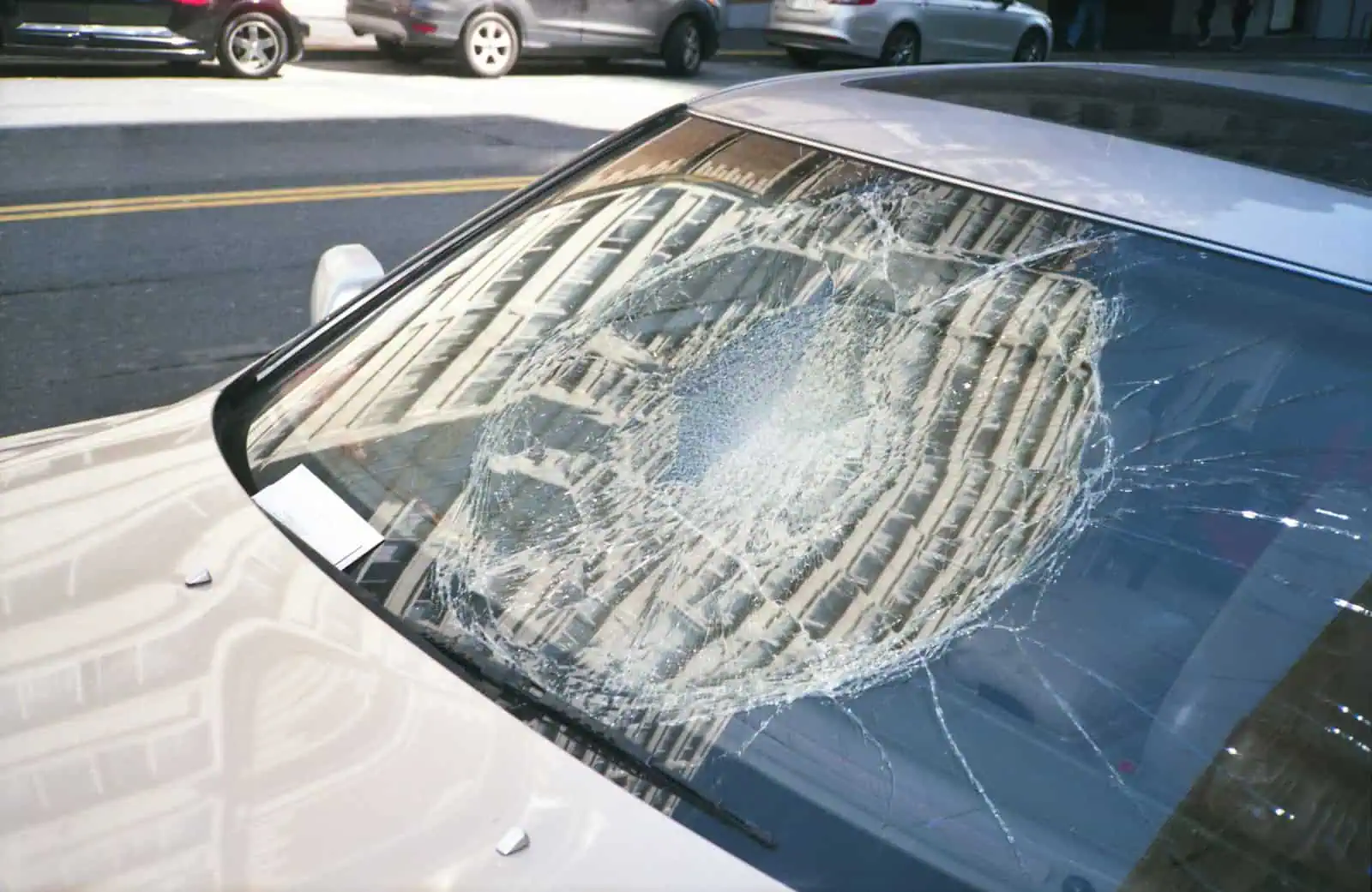 Vitre de voiture cassée avec éclats, accident de voiture, besoin d'assurance automobile à Neuchâtel, expert en assurances, réparation de dommages automobiles, services d'assurance à Neuchâtel.