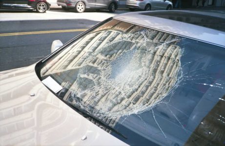 Voiture vitres cassées, accident de voiture, réparation assurance automobile, dégâts véhicules, représentations d'assurance Neuchâtel Assurances.